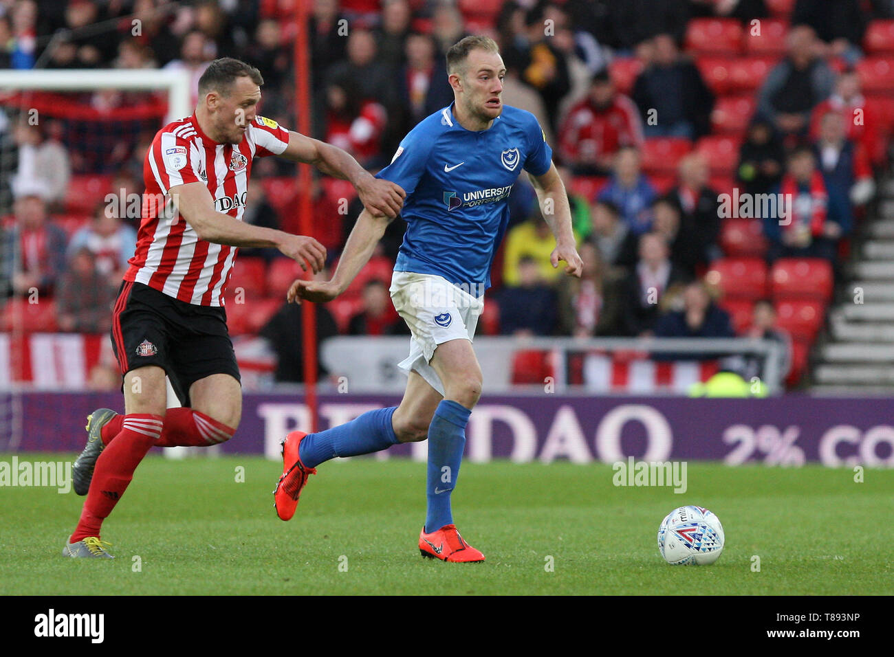 Sunderland, Regno Unito. 11 maggio 2019. Il Portsmouth Matthew Clarke concorsi per la palla con il Sunderland Charlie Wyke durante la scommessa del Cielo lega 1 corrispondenza tra Sunderland e Portsmouth presso lo stadio di luce, Sunderland sabato 11 maggio 2019. (Credit: Steven Hadlow | MI News & Sport Ltd) solo uso editoriale, è richiesta una licenza per uso commerciale. Nessun uso in scommesse, giochi o un singolo giocatore/club/league pubblicazioni. La fotografia può essere utilizzata solo per il giornale e/o rivista scopi editoriali. Foto Stock