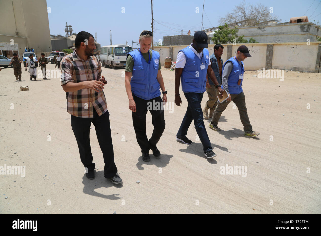 (190511) -- Hodeiha. (Yemen), 11 maggio 2019 (Xinhua) -- MONITORAGGIO DELLE NAZIONI UNITE i membri del team a piedi a Salif porto durante il ritiro di Houthi rebles in Hodeiha., Yemen, il 11 maggio 2019. Yemen di ribelli Houthi ha cominciato il ritiro di sabato da due porte di Hodeiha. Provincia, testimoni oculari hanno detto. (Xinhua) Foto Stock