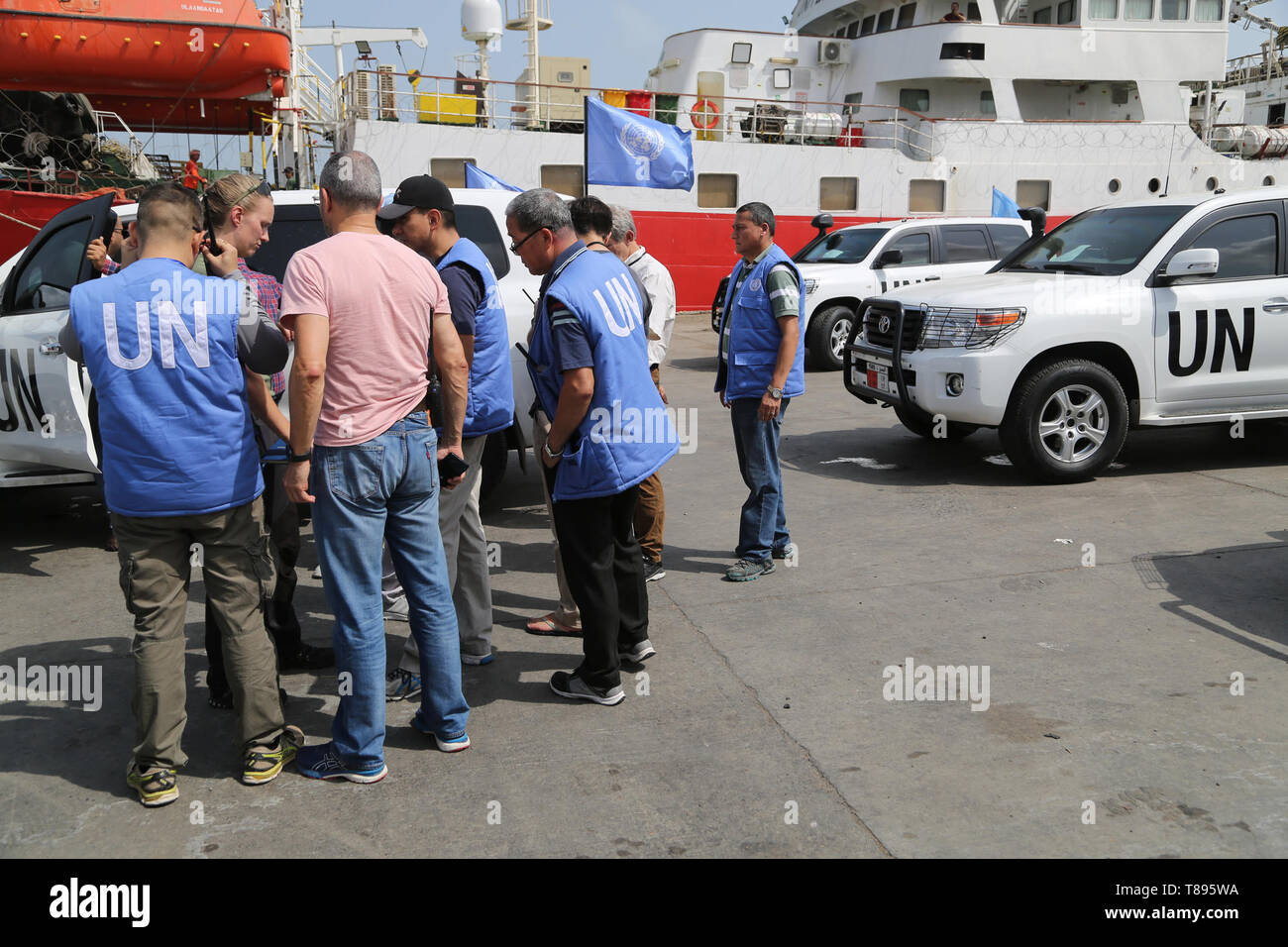 (190511) -- Hodeiha. (Yemen), 11 maggio 2019 (Xinhua) -- MONITORAGGIO DELLE NAZIONI UNITE i membri del team sono visti al Hodeiha. Principale porto Hodeiha., Yemen, il 11 maggio 2019. Yemen di ribelli Houthi ha cominciato il ritiro di sabato da due porte di Hodeiha. Provincia, testimoni oculari hanno detto. (Xinhua) Foto Stock