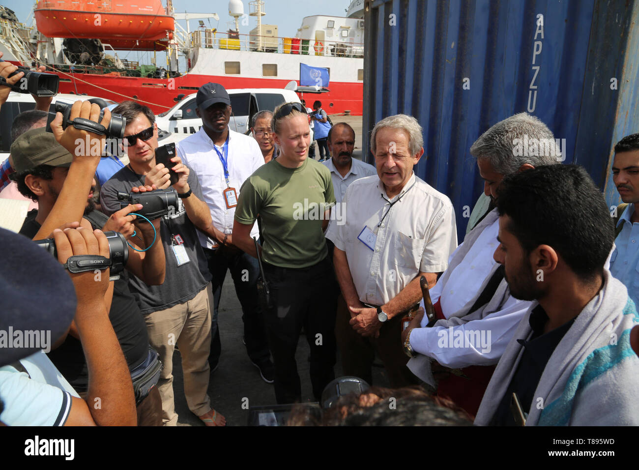(190511) -- Hodeiha. (Yemen), 11 maggio 2019 (Xinhua) -- MONITORAGGIO DELLE NAZIONI UNITE i membri del team sono visti al Hodeiha. Principale porto Hodeiha., Yemen, il 11 maggio 2019. Yemen di ribelli Houthi ha cominciato il ritiro di sabato da due porte di Hodeiha. Provincia, testimoni oculari hanno detto. (Xinhua) Foto Stock
