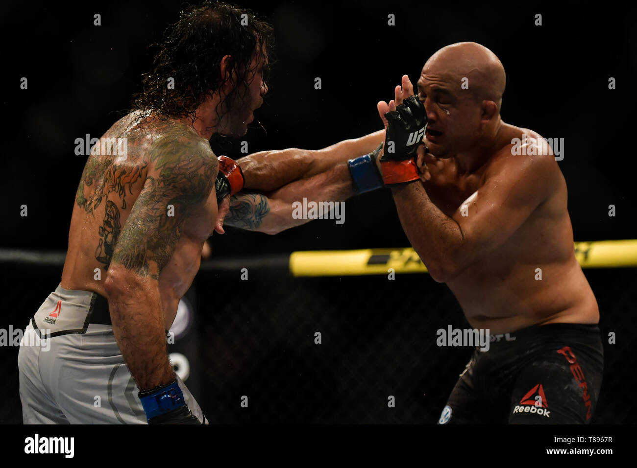 UFC 237: NAMAJUNAS vs. ANDRADE - Fighters BJPenn (red glove) e argilla Guida (blu guanto) durante UFC 237 scheda preliminare di lotta a Jeunesse Arena, Rio de Janeiro . Foto: Thiago Ribeiro / AGIF Foto Stock