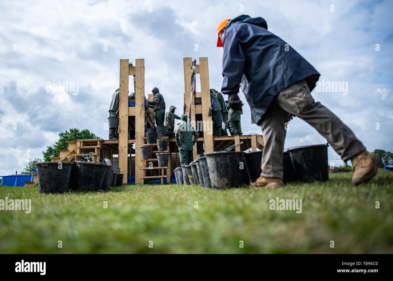 07 maggio 2019, Renania settentrionale-Vestfalia, Münster: soldati e gli archeologi del US Army sta effettuando la ricerca di Münster per tracce di americani scomparsi dalla Seconda Guerra Mondiale. Un elaborato di ricerca file erano stati precedentemente condotti dal Dipartimento della Difesa statunitense POW/mia agenzia di contabilità (DPAA) in Münster Nord. Lì, il team consente di ricercare le località vicine a una grande arteria di tracce di un equipaggio che si è schiantato oltre 75 anni fa. Foto: Guido Kirchner/dpa Foto Stock