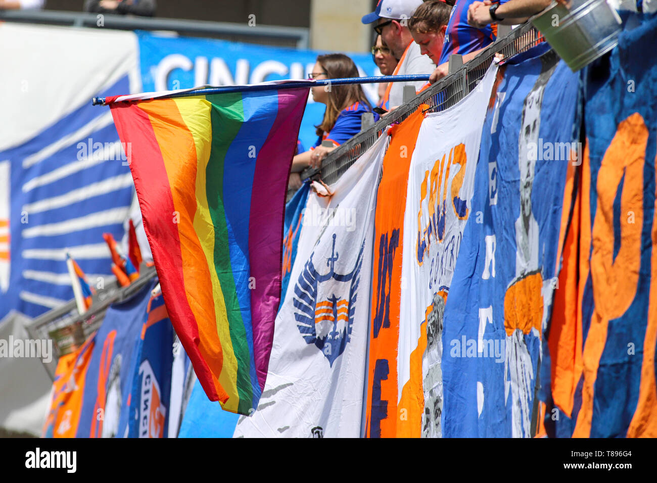 Cincinnati, Ohio, Stati Uniti d'America. 11 Maggio, 2019. Una bandiera arcobaleno vola da Bailey prima di una sequenza di lunghezza massima MLS partita di calcio tra FC Cincinnati e Montreal impatto a Nippert Stadium di Cincinnati, Ohio. Kevin Schultz/CSM/Alamy Live News Foto Stock