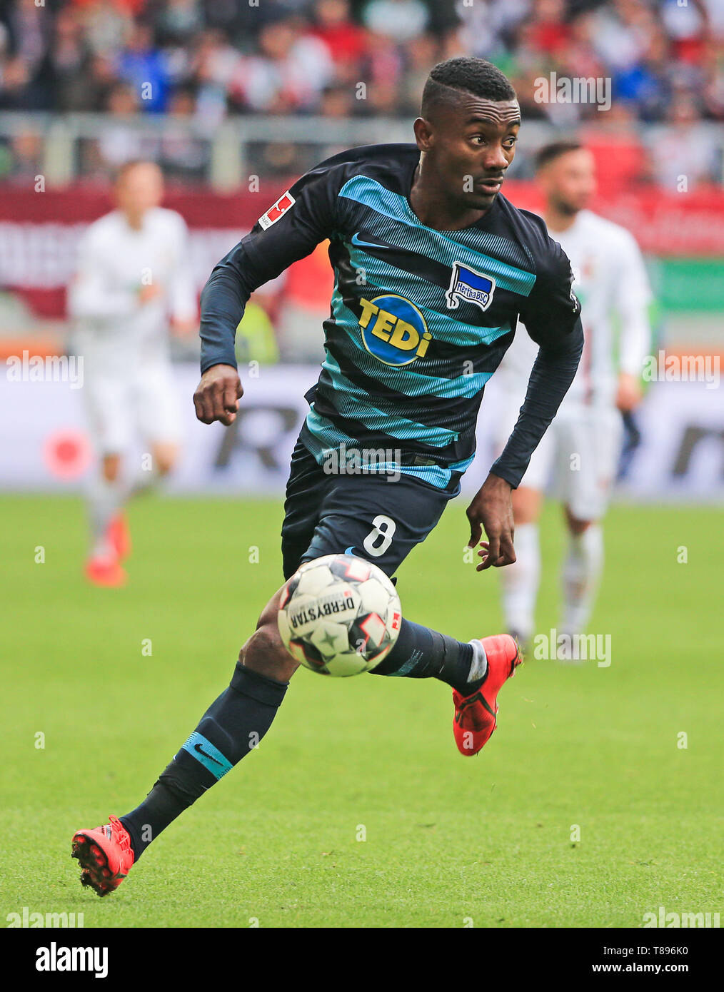 Augsburg, Germania. 11 Maggio, 2019. La Hertha Salomon Kalou compete durante un match della Bundesliga tra FC Augsburg e Hertha BSC ad Augsburg, in Germania, il 11 maggio 2019. Hertha ha vinto 4-3. Credito: Philippe Ruiz/Xinhua/Alamy Live News Foto Stock