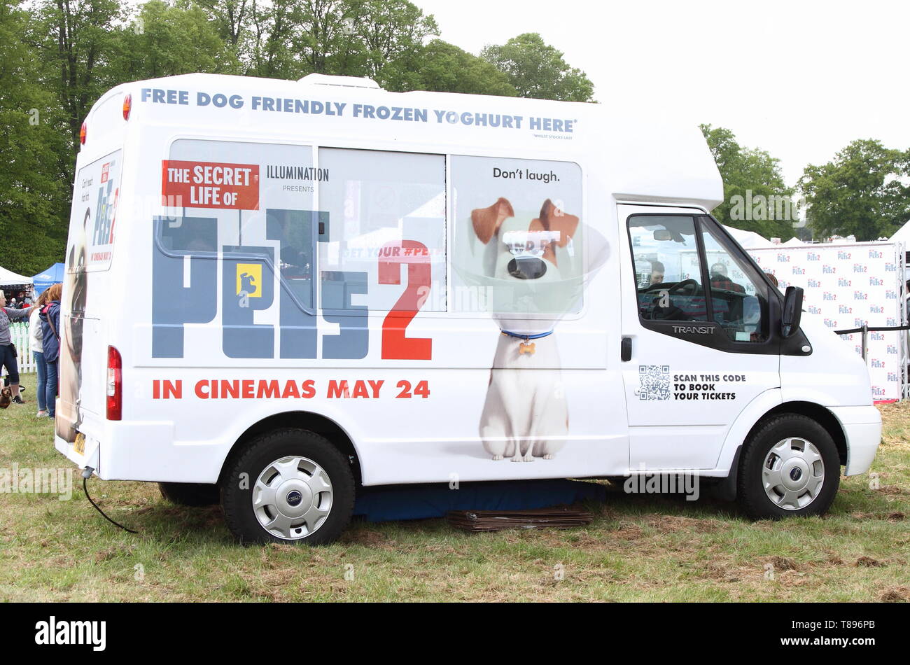 Un furgone di pubblicizzare il nuovo film Animali domestici 2 visto durante il Dogfest 2019 di Knebworth Park. Foto Stock
