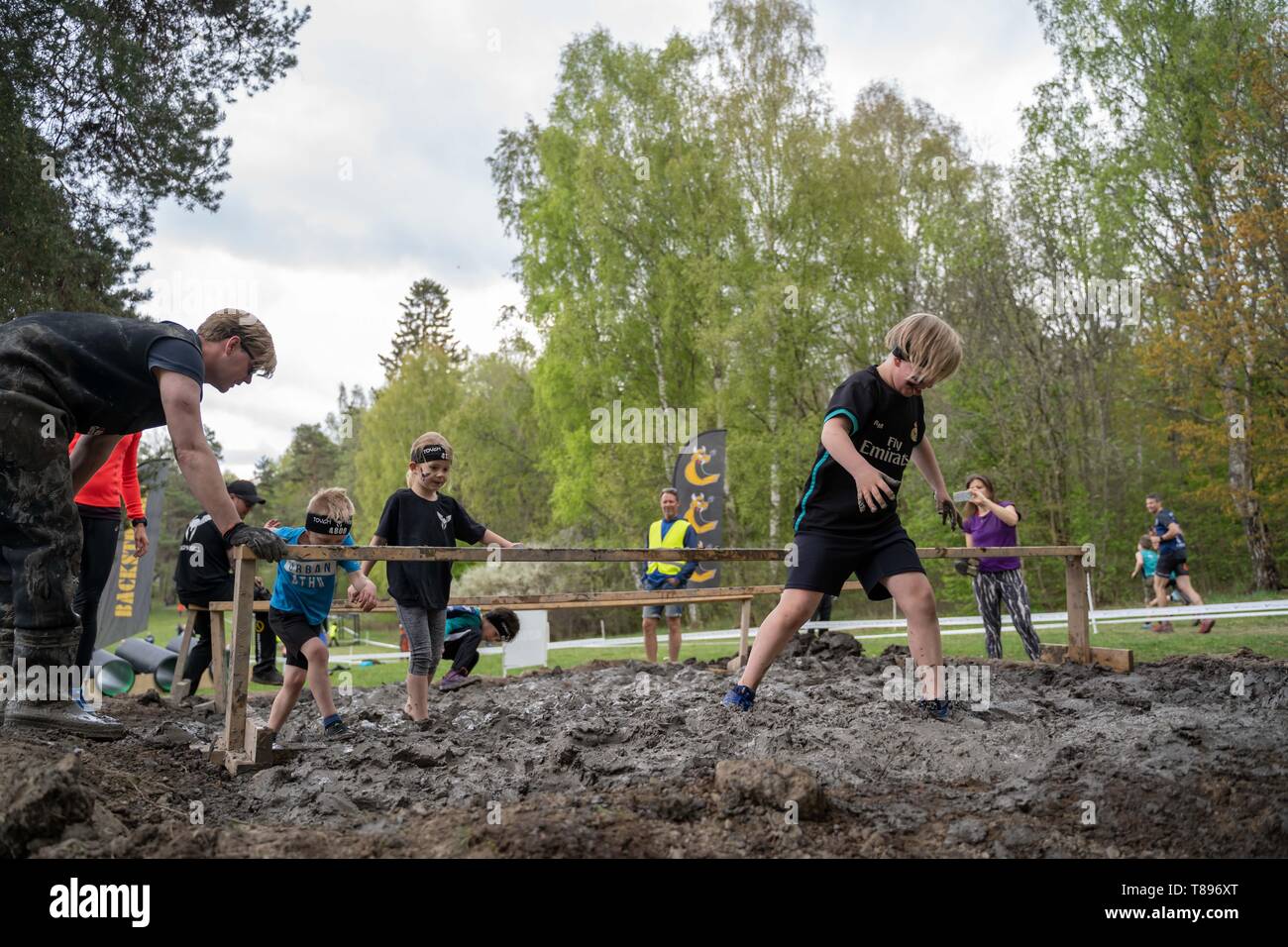 Stoccolma, Svezia. 11 Maggio, 2019. I bambini di competere nella dura competizione Viking a Stoccolma, la capitale della Svezia, 11 maggio 2019. Credito: Wei Xuechao/Xinhua/Alamy Live News Foto Stock