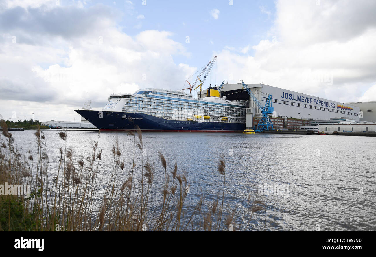 Papenburg (Germania). Il 12 maggio 2019. La nave da crociera "spirito di scoperta' lascia il cantiere navale Meyer Werft la costruzione di dock. "Lo spirito di scoperta' è 236 metri di lunghezza e poco più di 31 metri di larghezza. Credito: Carmen Jaspersen/dpa/Alamy Live News Foto Stock