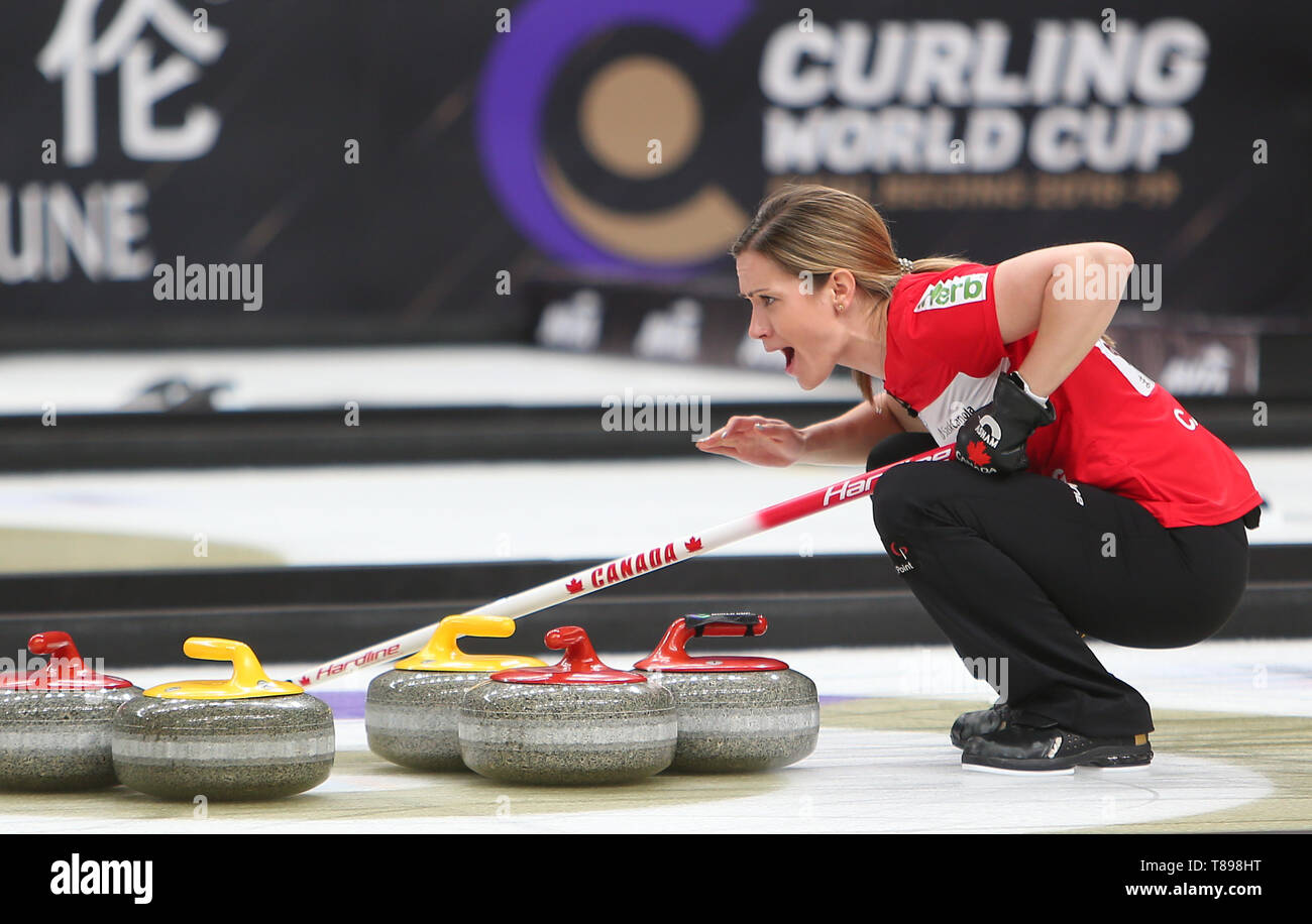 Pechino, Cina. Il 12 maggio 2019. Laura Walker del Canada 1 reagisce il 2018-2019 Curling WCF World Cup gran finale doppio misto finale tra Canada 1 e Norvegia al Shougang Ice Hockey a Pechino, capitale della Cina, 12 maggio 2019. La Norvegia ha vinto 8-3 e rivendicato il titolo. Credito: Luo Yuan/Xinhua/Alamy Live News Foto Stock