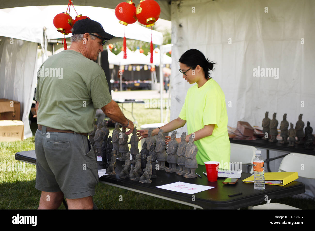 (190512) -- Las Vegas, 12 maggio 2019 (Xinhua) -- Un visitatore seleziona Guerriero di terracotta souvenir all'2019 USA-Cina Turismo Culturale Festival a Las Vegas, Stati Uniti, 11 maggio 2019. Il 2019 USA-Cina Turismo Culturale Festival aperto venerdì a Las Vegas, Stati Uniti Stato del Nevada, mirando ad espandere la cultura e il turismo scambi fra i due paesi. I tre giorni del festival si compone di vari temi, tra cui Cinese e American città turistiche, punti panoramici, patrimonio mondiale e patrimonio culturale immateriale. Ha attirato la partecipazione di 145 espositori provenienti da un cinese Foto Stock