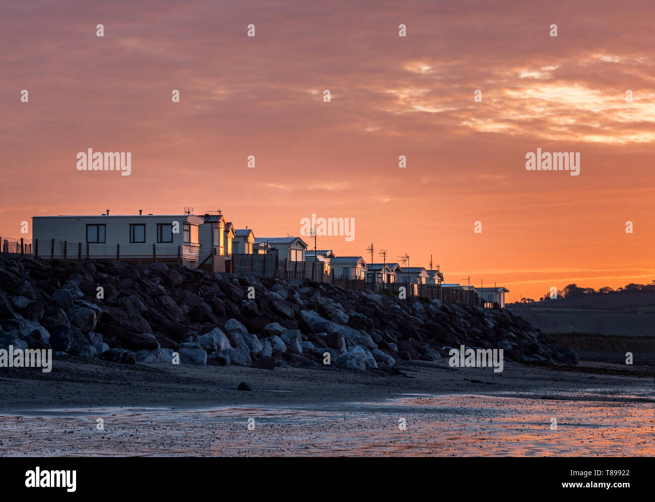 Garryvoe, Cork, Irlanda. Il 12 maggio 2019. Una bella mattina può affacciato sulla spiaggia di case mobili in Garryvoe, Co. Tappo di sughero. Credito: David Creedon/Alamy Live News Foto Stock
