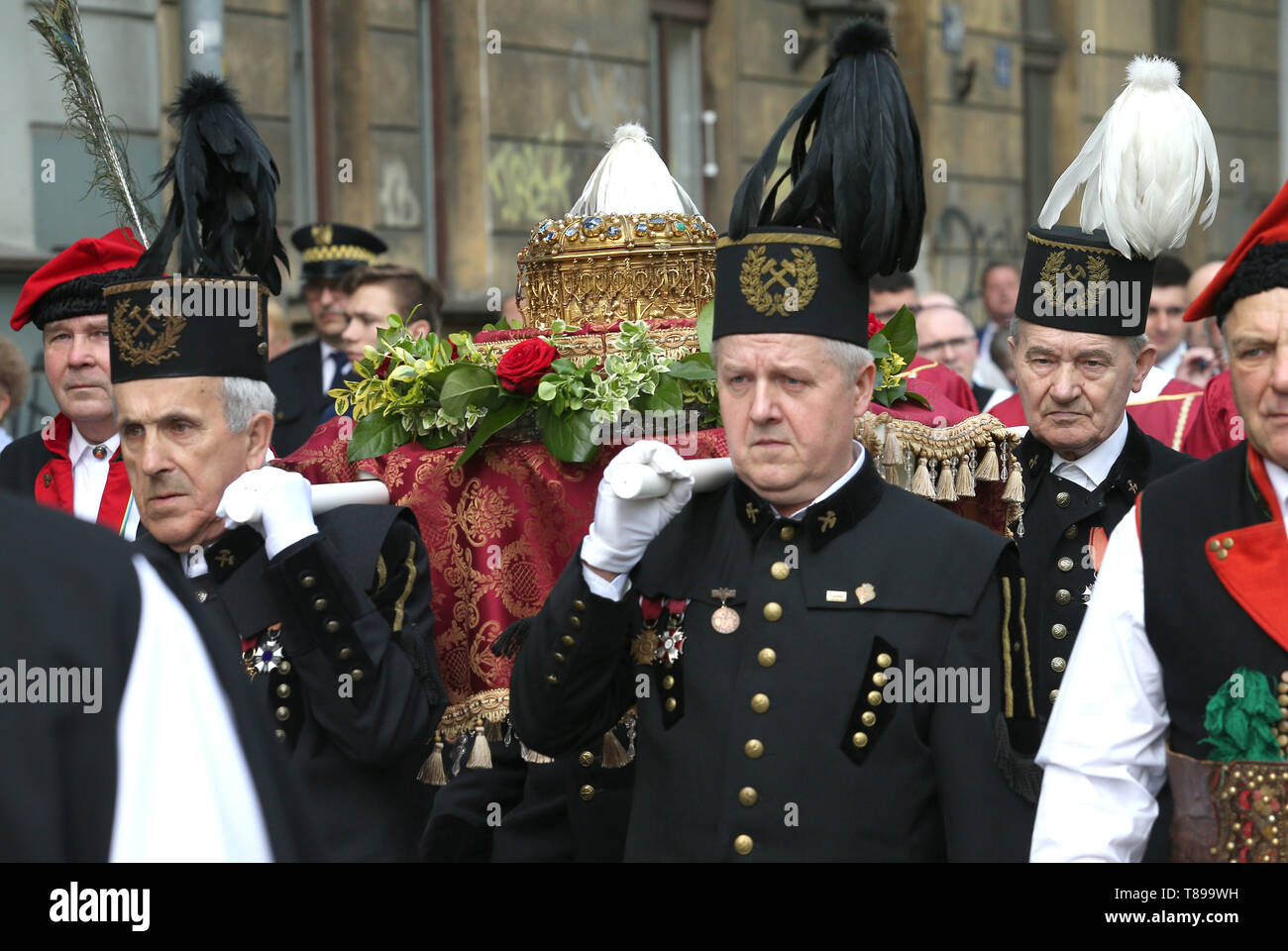 Cracovia in Polonia. 11 Maggio, 2019. Persone con reliquie sono visti durante la processione di San Stanislao a Cracovia. I fedeli con le reliquie dei santi e dei beati andare dalla cattedrale di Wawel al santuario di Skalka per festeggiare San Stanislao di Szczepanów, vescovo di Cracovia, che è stato assassinato nel 1079 come risultato di un conflitto con il re Boleslao Smialy. L'evento è frequentato da Vescovi, clero, rappresentanti degli ordini religiosi e le università e i fedeli provenienti da tutto il paese Credito: Damian Klamka/ZUMA filo/Alamy Live News Foto Stock