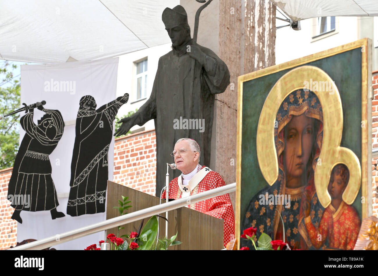 Cracovia in Polonia. 11 Maggio, 2019. Mons. Marek Jedraszewski e immagine della divina Madre di Czestochowa visto durante la processione di San Stanislao a Cracovia. I fedeli con le reliquie dei santi e dei beati andare dalla cattedrale di Wawel al santuario di Skalka per festeggiare San Stanislao di Szczepanów, vescovo di Cracovia, che è stato assassinato nel 1079 come risultato di un conflitto con il re Boleslao Smialy. L'evento è frequentato da Vescovi, clero, rappresentanti degli ordini religiosi e le università e i fedeli provenienti da tutto il paese Credito: Damian Klamka/ZUMA filo/Alamy Live News Foto Stock