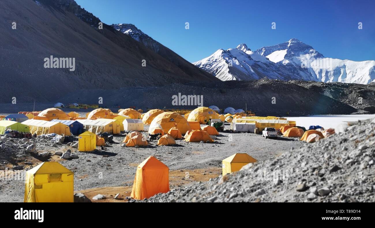 (190512) -- LHASA, 12 maggio 2019 (Xinhua) -- Foto scattata il 29 aprile 2019 illustra il campo base del versante settentrionale del monte Qomolangma nel sud-ovest della Cina di regione autonoma del Tibet. Ogni anno, per un paio di settimane, centinaia di alpinisti e il personale di sostegno venuto al campo base del versante settentrionale del monte Qomolangma, cercando di raggiungere la vetta del più alto e più famosa montagna del mondo. Prima di iniziare la scalata, hanno bisogno di escursione più volte tra le elevazioni da 5.000 metri a 7.000 metri, dando loro corpi un po' di tempo per adattarsi. Quando questo processo è finito, è tutto in alto Foto Stock
