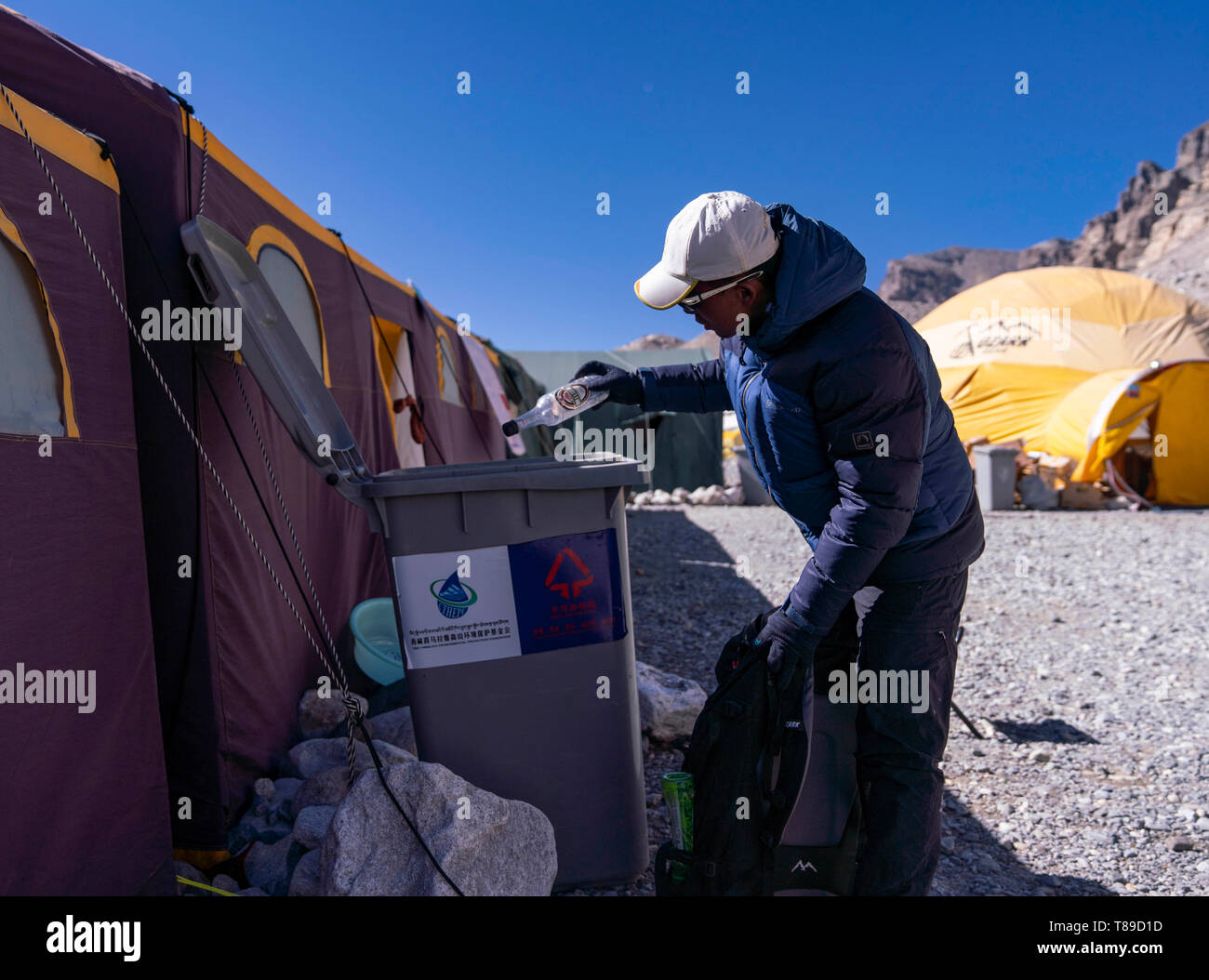 (190512) -- LHASA, 12 maggio 2019 (Xinhua) -- La guida di montagna Sonam Tsering getta i rifiuti nel cestino al campo base del versante settentrionale del monte Qomolangma nel sud-ovest della Cina di regione autonoma del Tibet, 26 aprile 2019. Ogni anno, per un paio di settimane, centinaia di alpinisti e il personale di sostegno venuto al campo base del versante settentrionale del monte Qomolangma, cercando di raggiungere la vetta del più alto e più famosa montagna del mondo. Prima di iniziare la scalata, hanno bisogno di escursione più volte tra le elevazioni da 5.000 metri a 7.000 metri, dando loro corpi qualche tempo Foto Stock