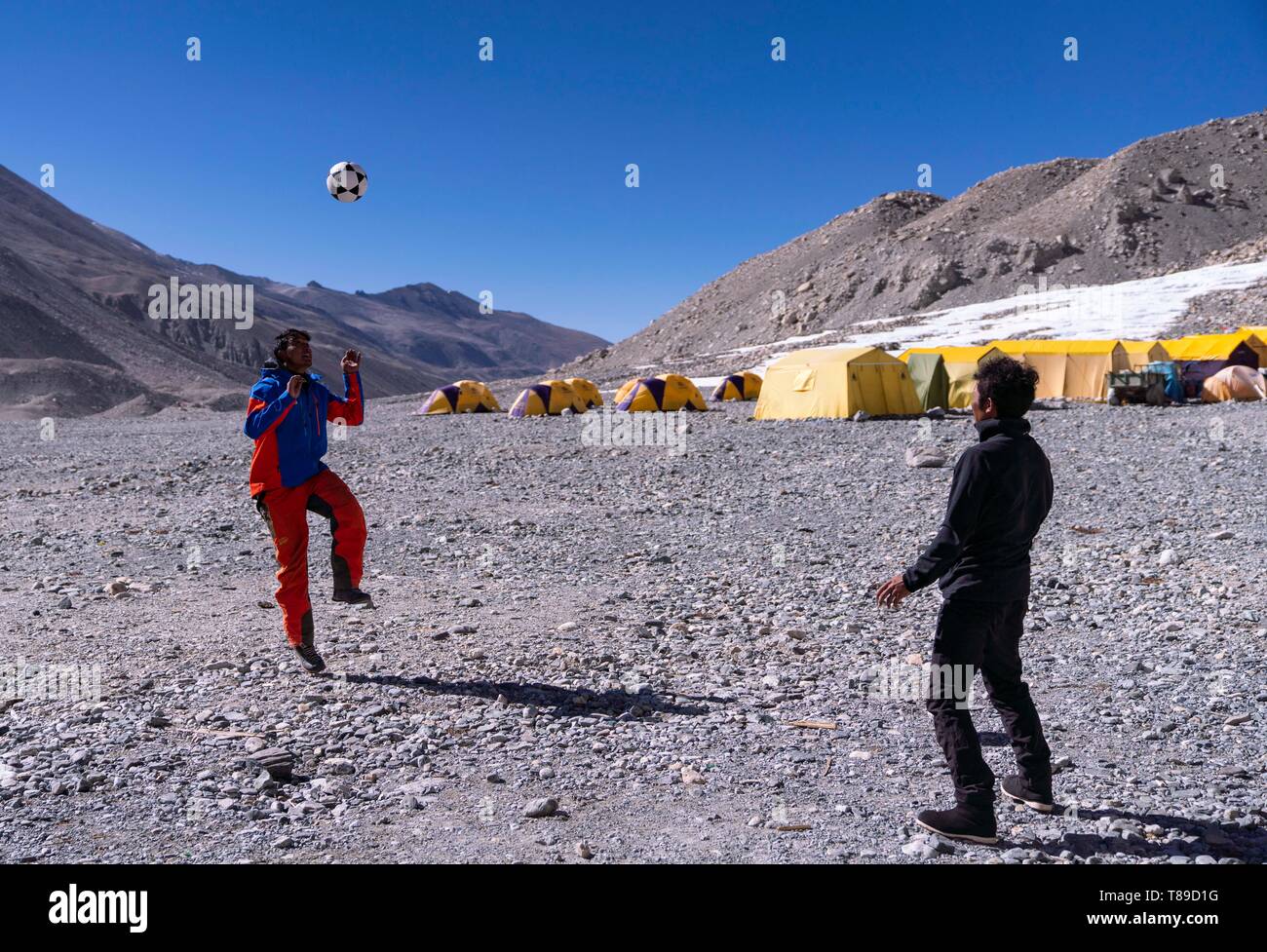 (190512) -- LHASA, 12 maggio 2019 (Xinhua) -- La guida di montagna Zhaxi Dondrup gioca il calcio al campo base del versante settentrionale del monte Qomolangma nel sud-ovest della Cina di regione autonoma del Tibet, 26 aprile 2019. Ogni anno, per un paio di settimane, centinaia di alpinisti e il personale di sostegno venuto al campo base del versante settentrionale del monte Qomolangma, cercando di raggiungere la vetta del più alto e più famosa montagna del mondo. Prima di iniziare la scalata, hanno bisogno di escursione più volte tra le elevazioni da 5.000 metri a 7.000 metri, dando loro corpi un po' di tempo per adattarsi. Quando th Foto Stock