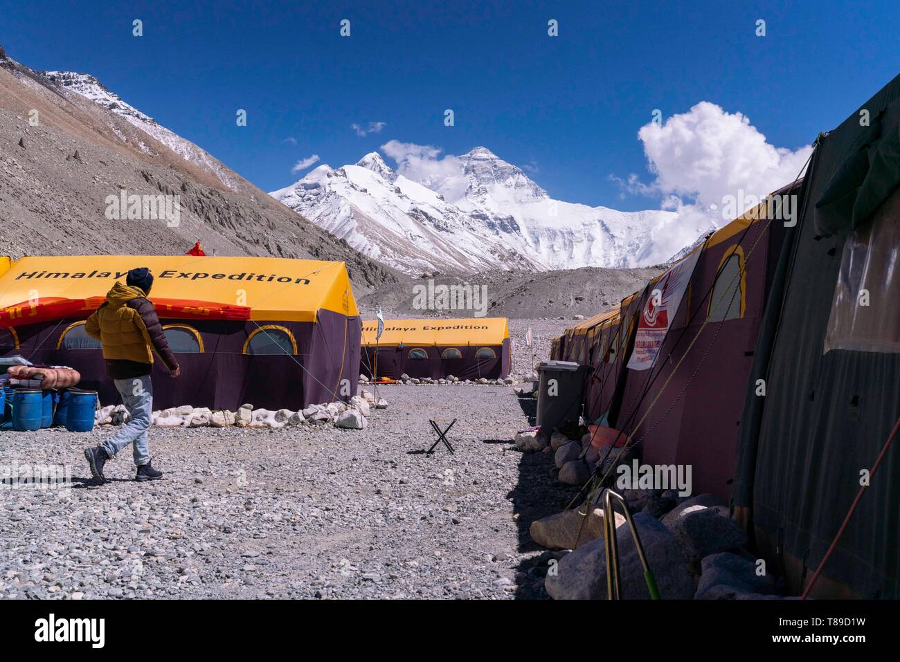 (190512) -- LHASA, 12 maggio 2019 (Xinhua) -- i cinesi alpinismo camp è visto al campo base del versante settentrionale del monte Qomolangma nel sud-ovest della Cina di regione autonoma del Tibet, 26 aprile 2019. Ogni anno, per un paio di settimane, centinaia di alpinisti e il personale di sostegno venuto al campo base del versante settentrionale del monte Qomolangma, cercando di raggiungere la vetta del più alto e più famosa montagna del mondo. Prima di iniziare la scalata, hanno bisogno di escursione più volte tra le elevazioni da 5.000 metri a 7.000 metri, dando loro corpi un po' di tempo per adattarsi. Quando tale proce Foto Stock