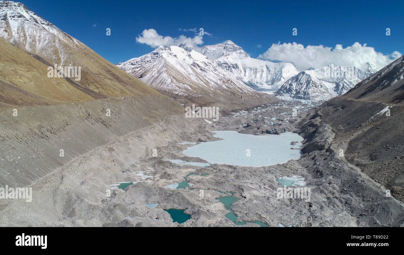 (190512) -- LHASA, 12 maggio 2019 (Xinhua) -- Foto aeree prese nel sud-ovest della Cina di regione autonoma del Tibet il 26 aprile 2019 illustra lo scenario del Monte Qomolangma. Ogni anno, per un paio di settimane, centinaia di alpinisti e il personale di sostegno venuto al campo base del versante settentrionale del monte Qomolangma, cercando di raggiungere la vetta del più alto e più famosa montagna del mondo. Prima di iniziare la scalata, hanno bisogno di escursione più volte tra le elevazioni da 5.000 metri a 7.000 metri, dando loro corpi un po' di tempo per adattarsi. Quando questo processo è finito, il tutto fino al meteo. Il Foto Stock