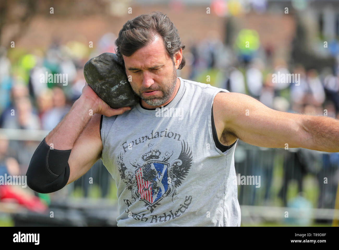 Gourock, Regno Unito 12 maggio 2019. Il Highland Games stagione inizia con il Gourock Highland Games a Battery Park, Gourock e caratteristiche Pipe Band competizioni, tradizionale scozzese atletica pesanti come ad esempio gettando il 16 Peso in libbre e highland dancing con i concorrenti tanto giovane quanto 5 anni. Questo anno vi è stato un elenco internazionale dei concorrenti provenienti da paesi fra i quali la Polonia e l'America Credito: Findlay/Alamy Live News Foto Stock