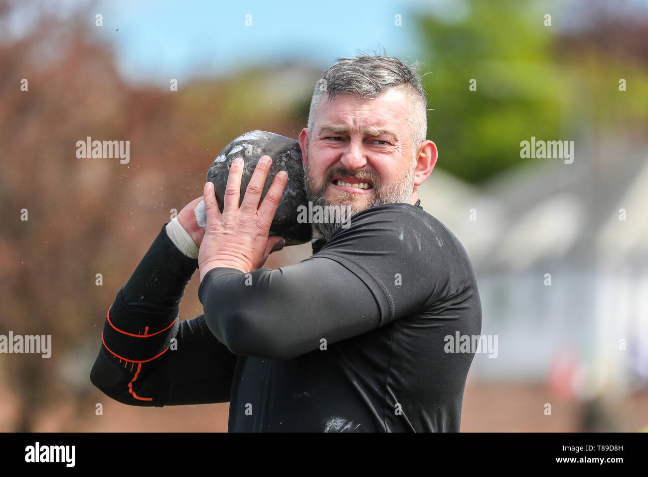 Gourock, Regno Unito 12 maggio 2019. Il Highland Games stagione inizia con il Gourock Highland Games a Battery Park, Gourock e caratteristiche Pipe Band competizioni, tradizionale scozzese atletica pesanti come ad esempio gettando il 16 Peso in libbre e highland dancing con i concorrenti tanto giovane quanto 5 anni. Questo anno vi è stato un elenco internazionale dei concorrenti provenienti da paesi fra i quali la Polonia e l'America Credito: Findlay/Alamy Live News Foto Stock