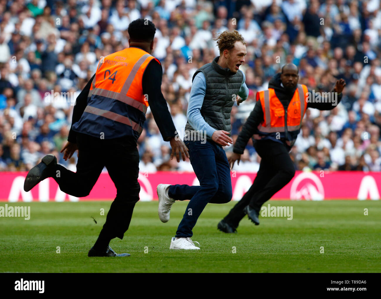 Londra, Regno Unito. Il 12 maggio 2019. La ventola si accende il passo durante la Premier League inglese tra Tottenham Hotspur e Everton a Tottenham Hotspur Stadium , Londra, Regno Unito il 12 maggio 2019 Azione di Credito Foto Sport FA Premier League e Football League immagini sono soggette a licenza DataCo. Solo uso editoriale. Nessuna stampa di vendite. Nessun uso personale di vendita. NO non corrisposto usare carte di credito: Azione Foto Sport/Alamy Live News Foto Stock