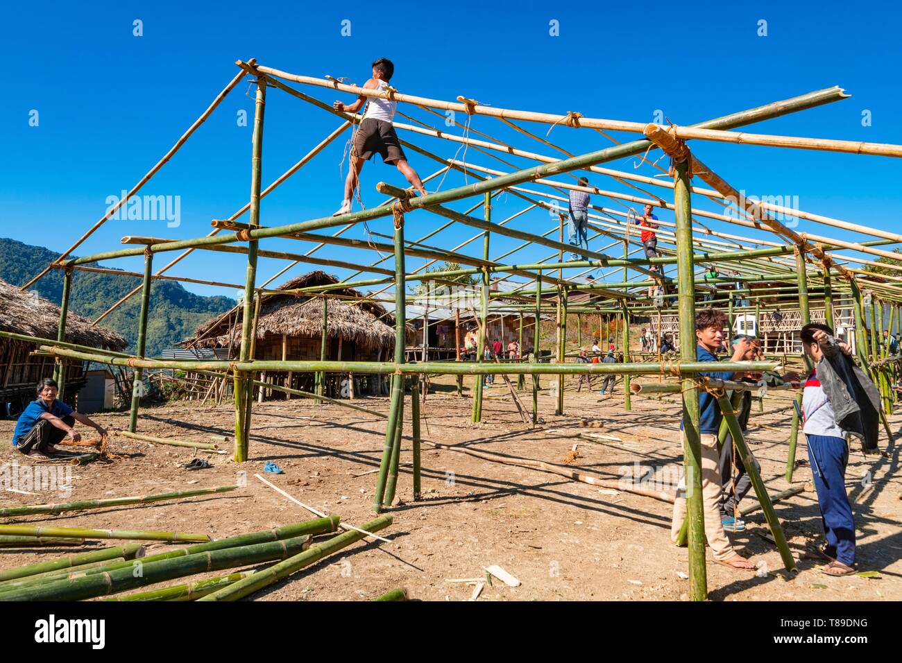 India, Arunachal Pradesh, Lazu, tribù Olo, la costruzione di una comunità casa Foto Stock