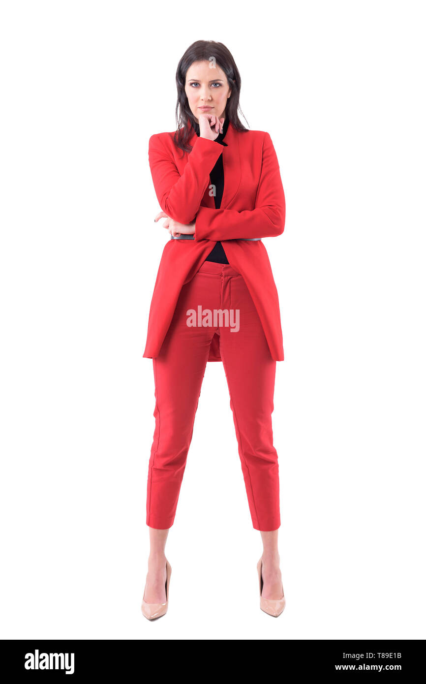 Grave bossy business donna manager cerca arrabbiati per la fotocamera. Corpo pieno isolati su sfondo bianco. Foto Stock