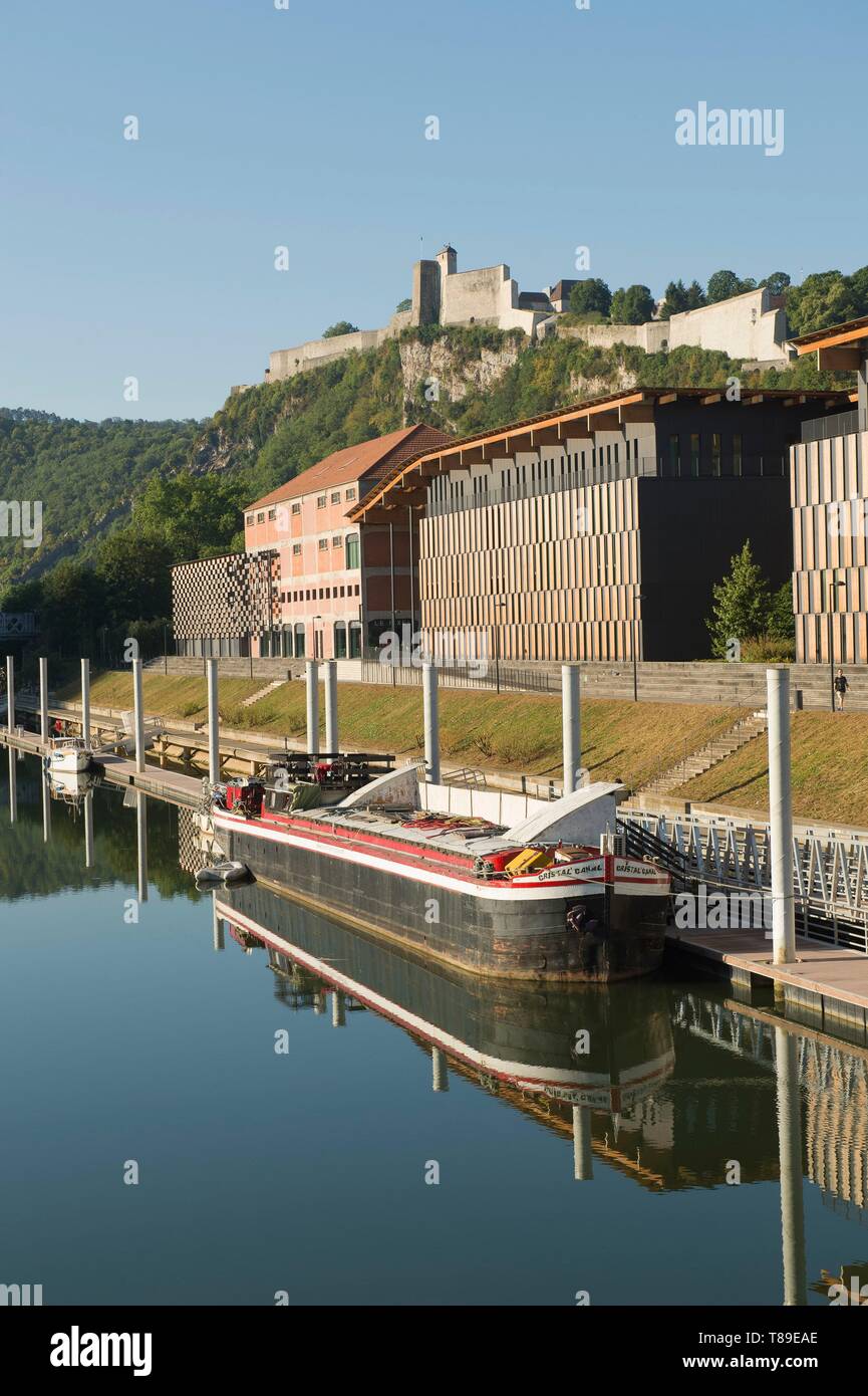 Francia, Doubs, Besancon, le Doubs specchio della Città delle Arti e la cittadella dal ponte Bregille e porto fluviale con houseboat Foto Stock