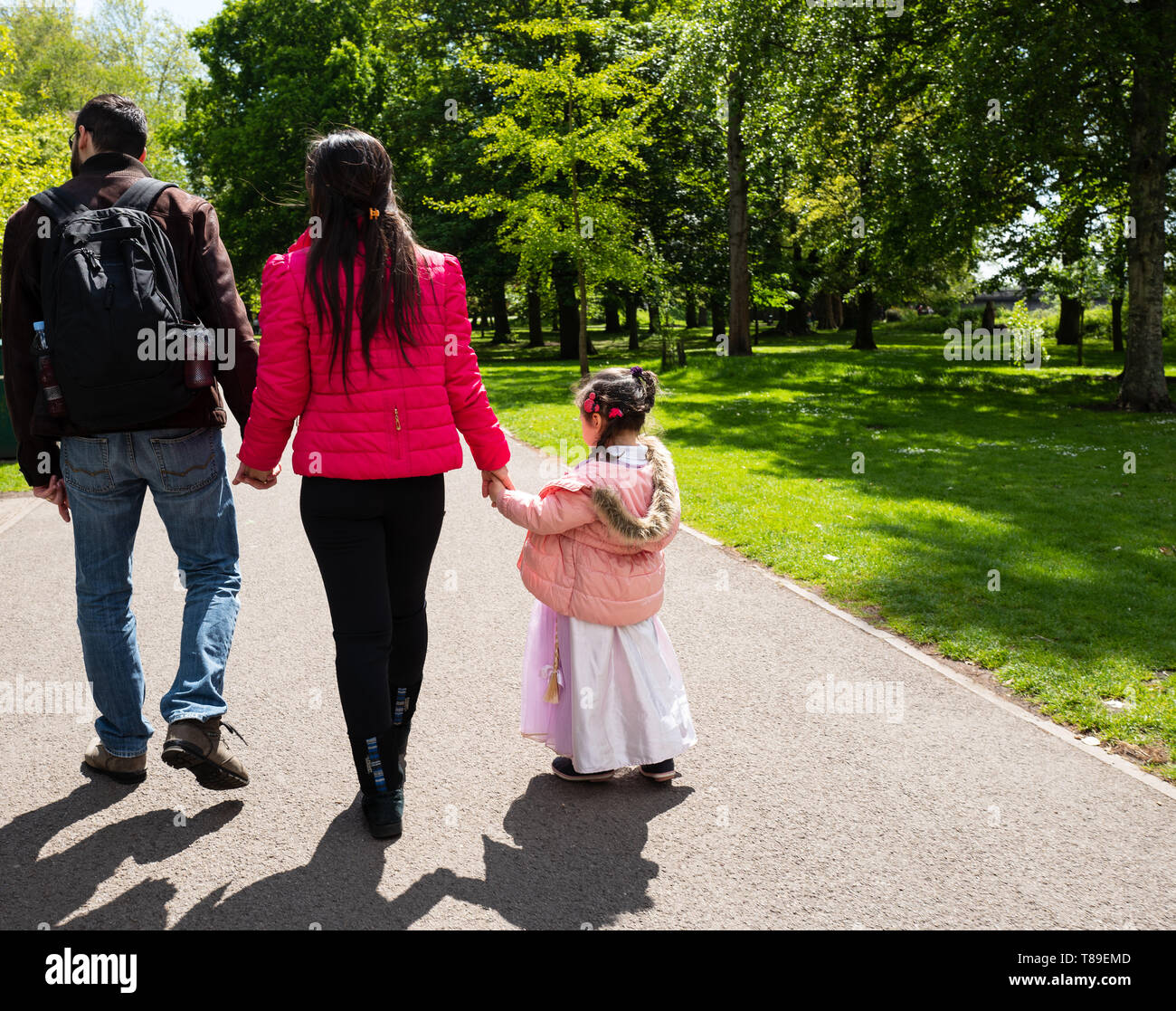 Famiglia passeggiate nel parco Foto Stock