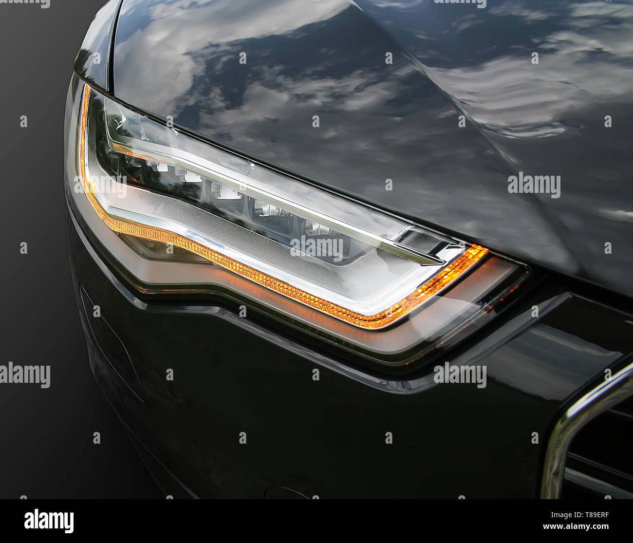 Il faro di moderne auto di prestigio da vicino Foto Stock