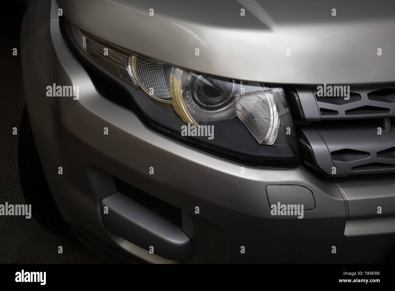 Il faro di moderne auto di prestigio closeup Foto Stock