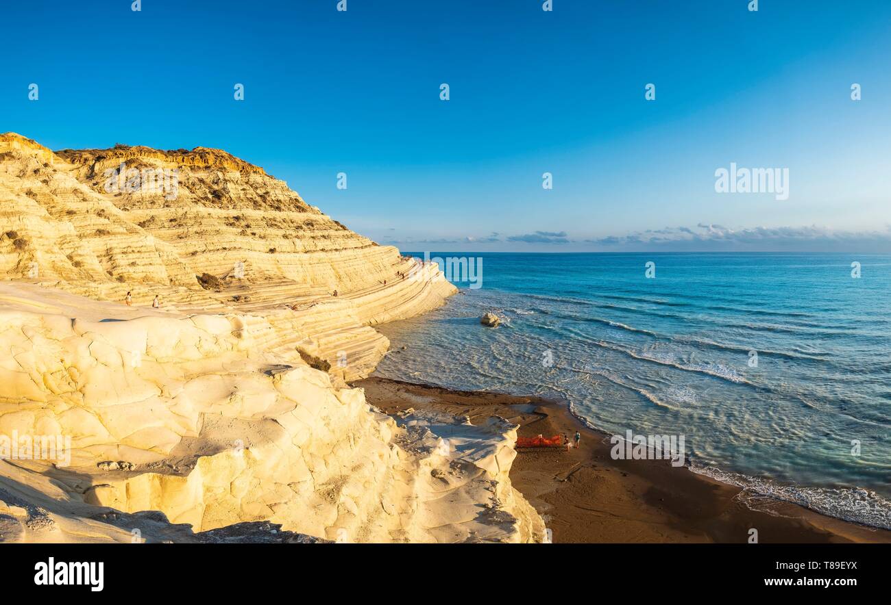 L'Italia, sicilia, Realmonte, La Scala dei Turchi, sito turistico dove le bianche scogliere calcaree tuffarsi in mare Foto Stock