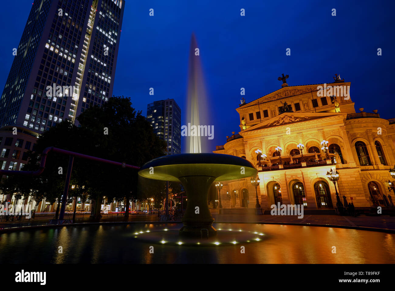 Old Opera (Alte Oper) a Francoforte con la fontana Lucae-Brunnen. Francoforte sul meno, Germania Foto Stock