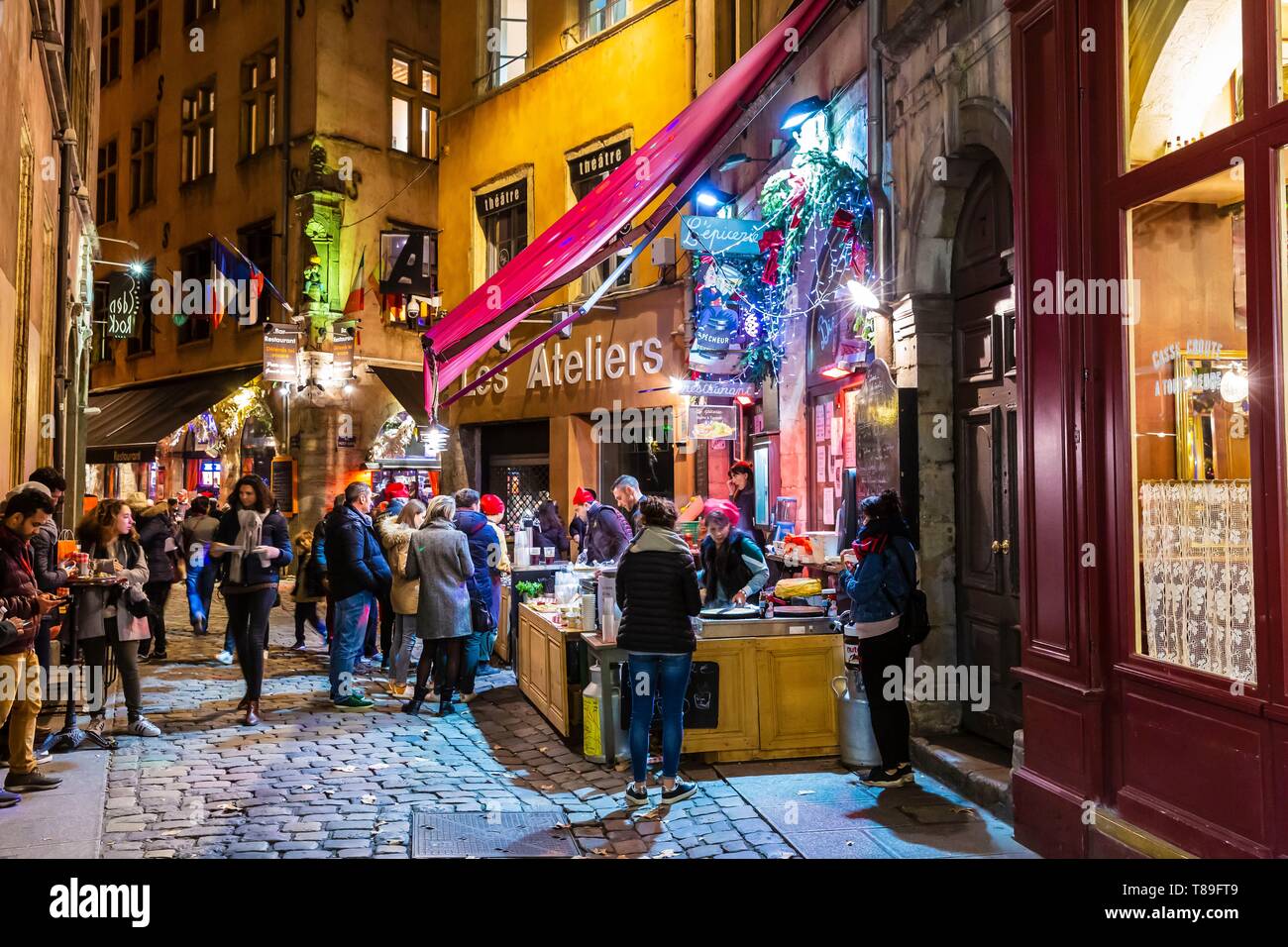 Francia, Rhone, Lione, distretto di Cordeliers, Vieux-Lyon, Strada de la Monnaie, storico sito elencato come patrimonio mondiale dall' UNESCO, ostriche e vino bianco come aperitivo di fronte un Bouchon durante la Fete des Lumieres (Light Festival) Foto Stock