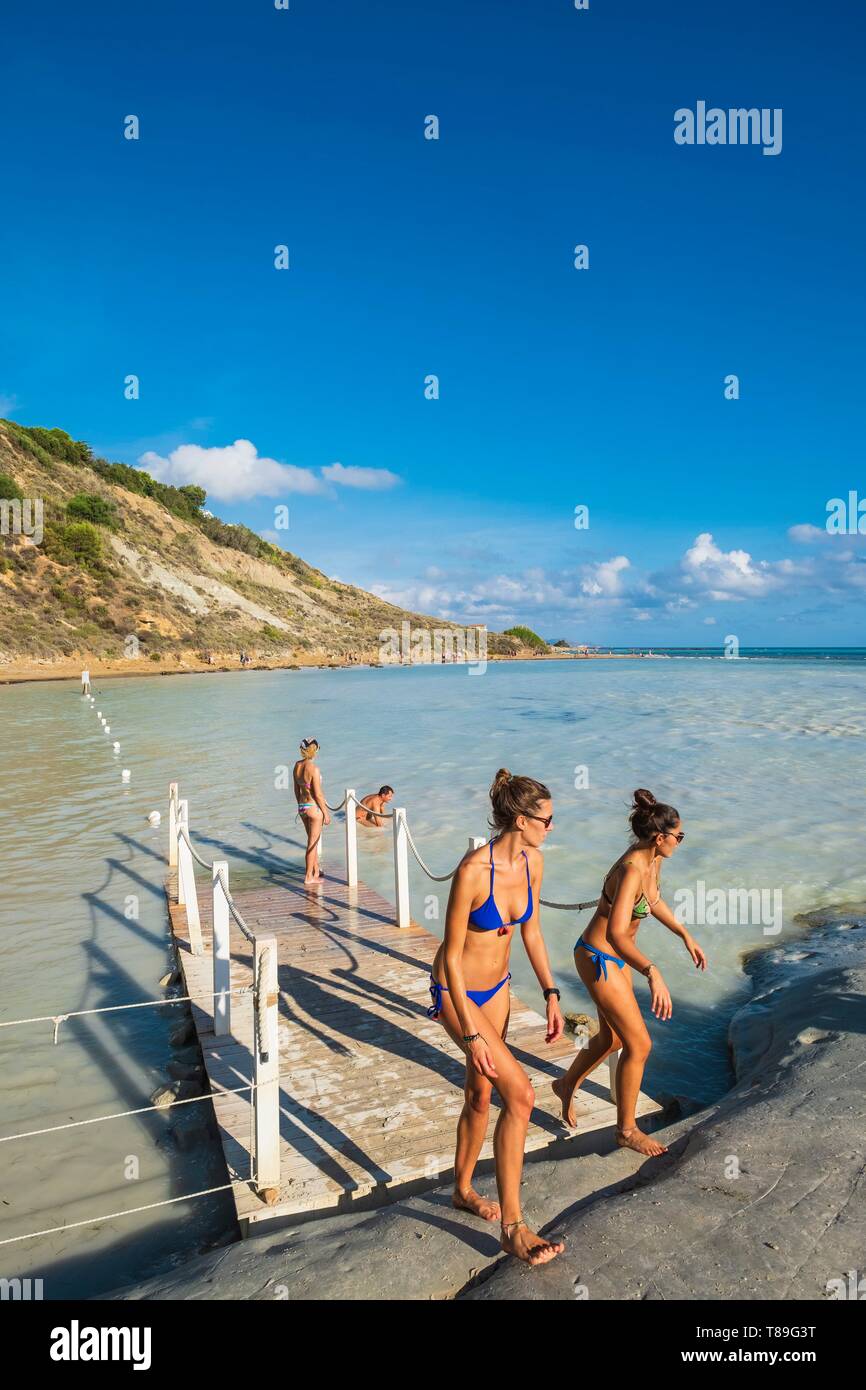 L'Italia, sicilia, Realmonte, La Scala dei Turchi, sito turistico dove le bianche scogliere calcaree tuffarsi in mare Foto Stock