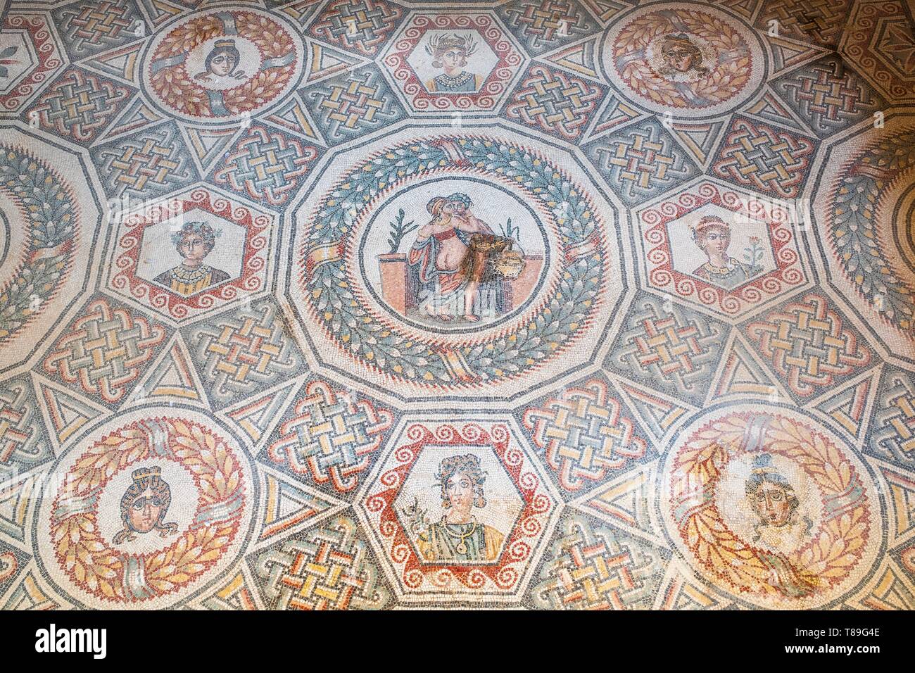 Sicilia Italia, di Piazza Armerina e Villa Romana del Casale, sito Patrimonio Mondiale dell'UNESCO, esempio supremo di una lussuosa villa romana pregevoli per la ricchezza e la qualità dei mosaici che decorano ogni stanza Foto Stock