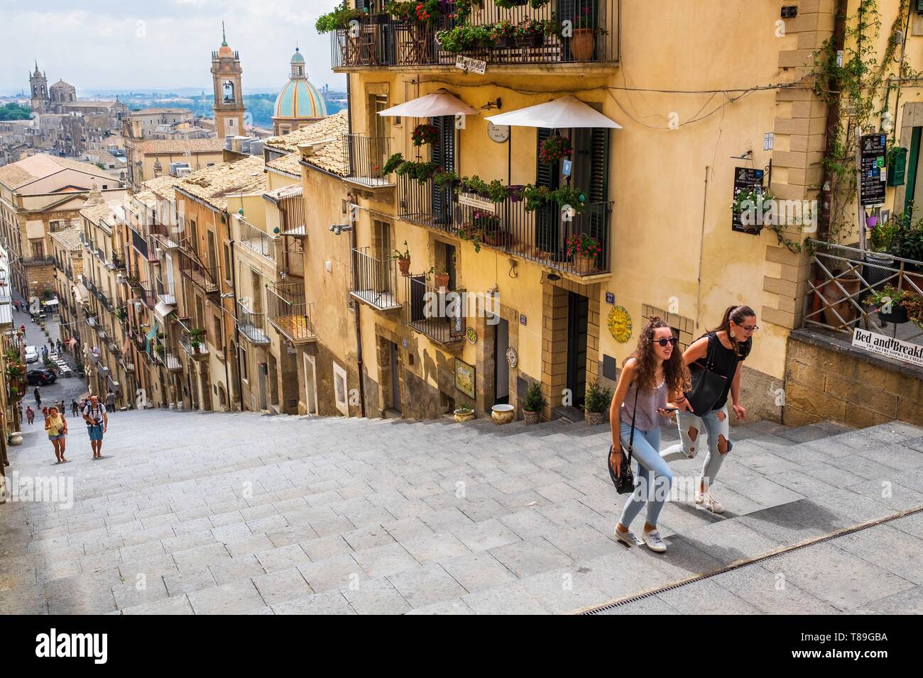 L'Italia, Sicilia, Caltagirone, sito Patrimonio Mondiale dell'UNESCO, la scalinata di Santa Maria del Monte, monumentale scalone il cui 142 gradini sono rivestiti con ceramiche policrome Foto Stock