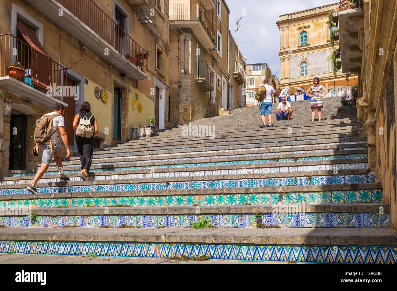 L'Italia, Sicilia, Caltagirone, sito Patrimonio Mondiale dell'UNESCO, la scalinata di Santa Maria del Monte, monumentale scalone il cui 142 gradini sono rivestiti con ceramiche policrome Foto Stock
