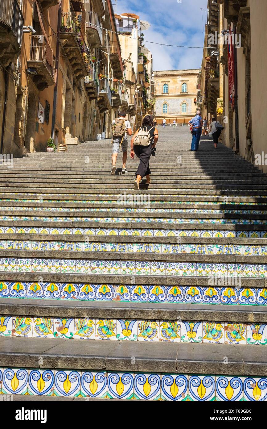 L'Italia, Sicilia, Caltagirone, sito Patrimonio Mondiale dell'UNESCO, la scalinata di Santa Maria del Monte, monumentale scalone il cui 142 gradini sono rivestiti con ceramiche policrome Foto Stock