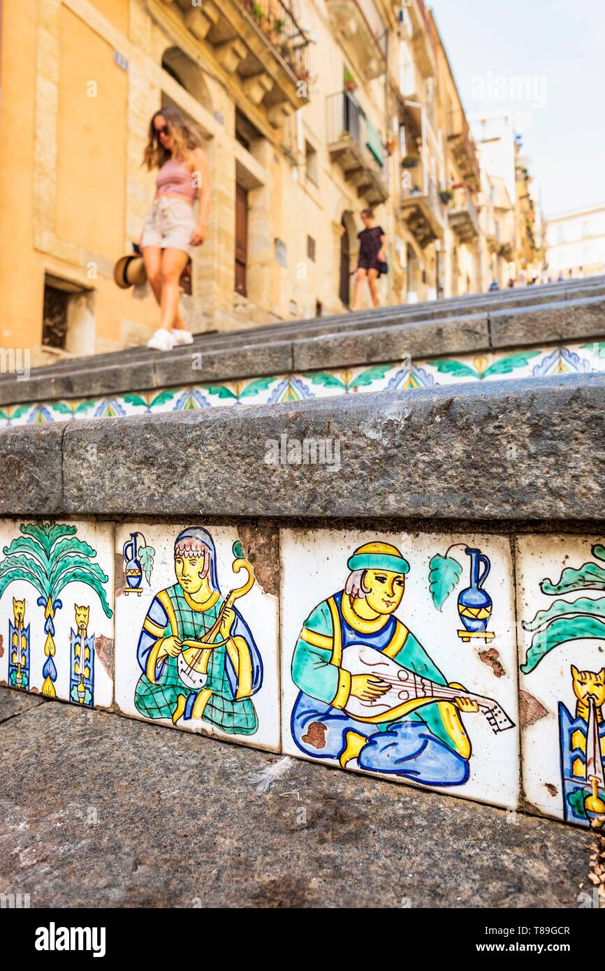 L'Italia, Sicilia, Caltagirone, sito Patrimonio Mondiale dell'UNESCO, la scalinata di Santa Maria del Monte, monumentale scalone il cui 142 gradini sono rivestiti con ceramiche policrome Foto Stock