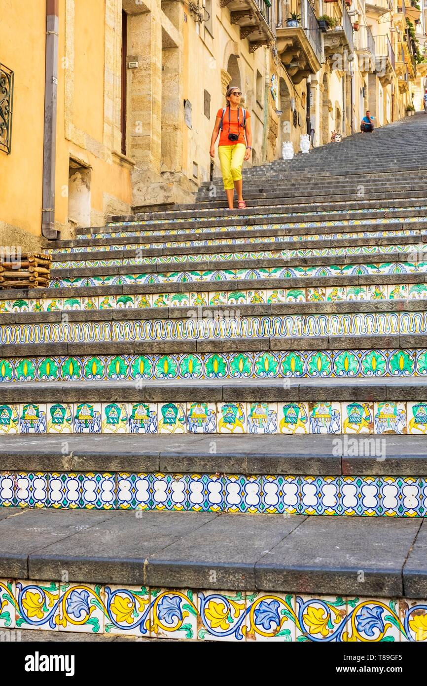 L'Italia, Sicilia, Caltagirone, sito Patrimonio Mondiale dell'UNESCO, la scalinata di Santa Maria del Monte, monumentale scalone il cui 142 gradini sono rivestiti con ceramiche policrome Foto Stock
