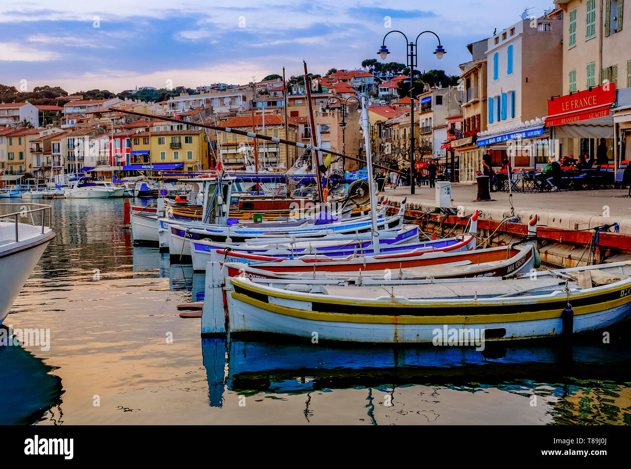 Il comune di Cassis è una tranquilla e incantevole villaggio sulla costa mediterranea della Francia, 20 chilometri a est di Marsiglia. Foto Stock