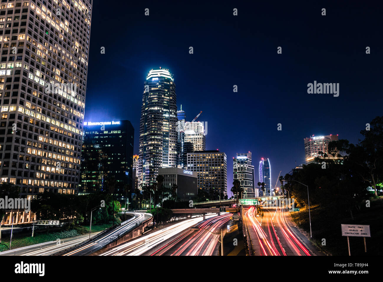 Una lunga esposizione al di sopra di una delle principali autostrade di Los Angeles. Edifici degni di nota che sono raffigurati sono stati uniti Torre della banca, i fabbricanti a banca e più! Foto Stock