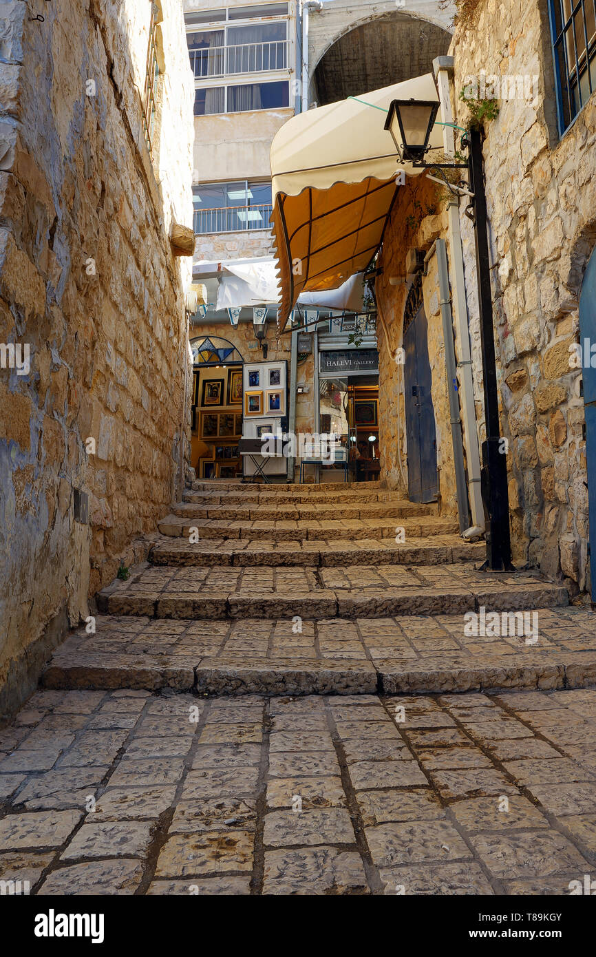 Vicolo nel quartiere ebraico con le imprese locali a Safed (Tzfat), Israele Foto Stock