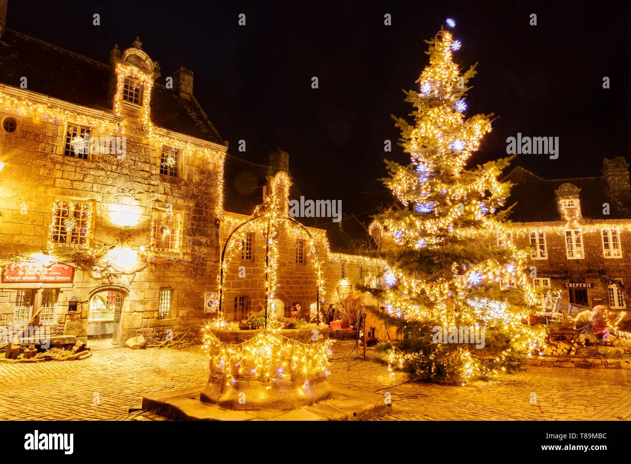 Francia, Finisterre, Locronan, Locronan natale mercato illuminato in una delle più belle villaggio francese Foto Stock