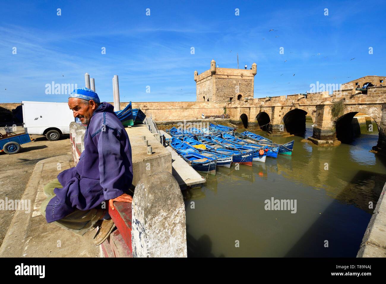 Il Marocco, Mogador, Marrakesh Safi regione, Essaouira, elencato come patrimonio mondiale dall'UNESCO, la medina, porto di pescatori e le vecchie mura della città, Skala (sqala) du Port Foto Stock