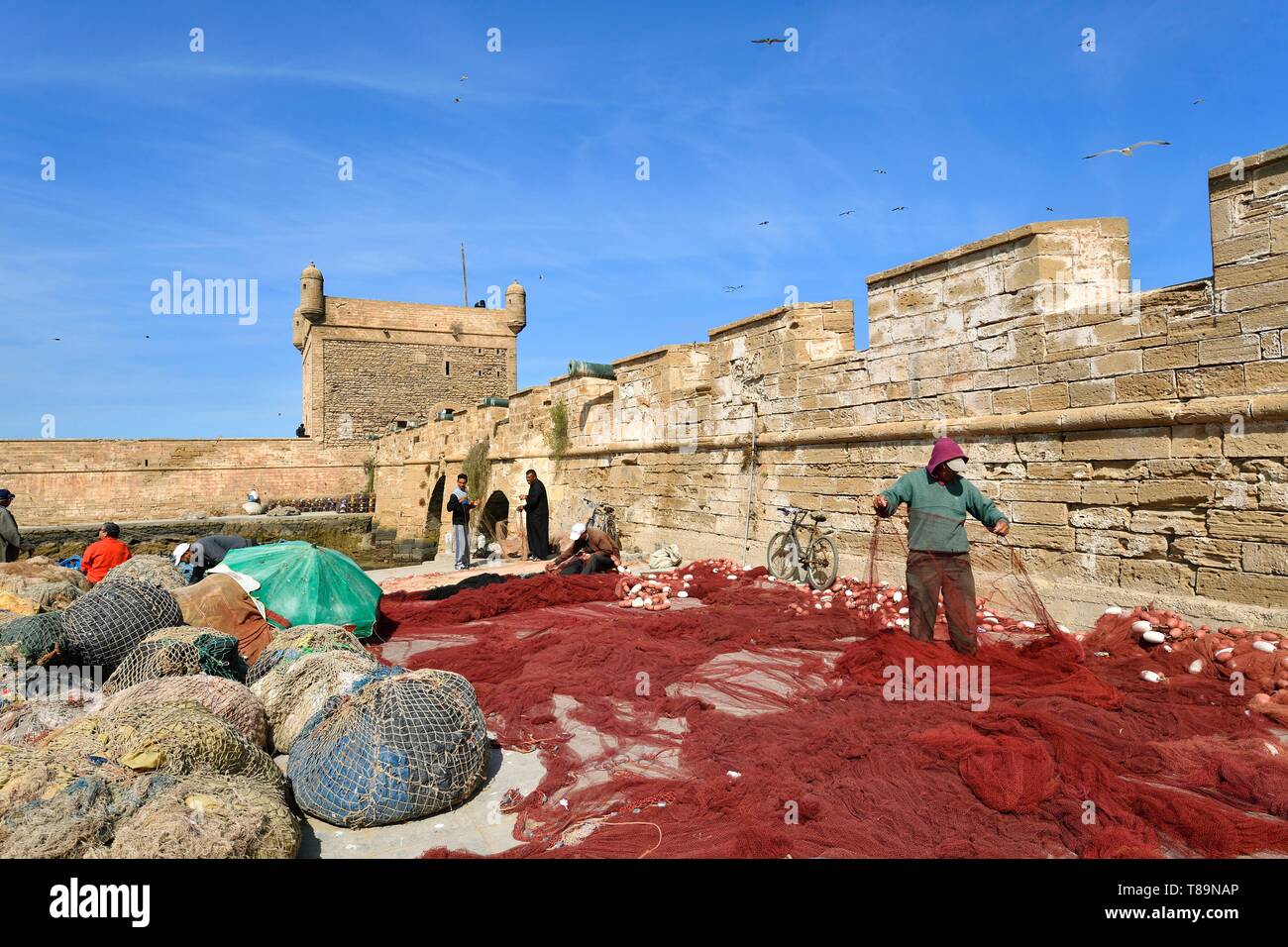 Il Marocco, Mogador, Marrakesh Safi regione, Essaouira, elencato come patrimonio mondiale dall'UNESCO, la medina, porto di pescatori e le vecchie mura della città, Skala (sqala) du Port Foto Stock