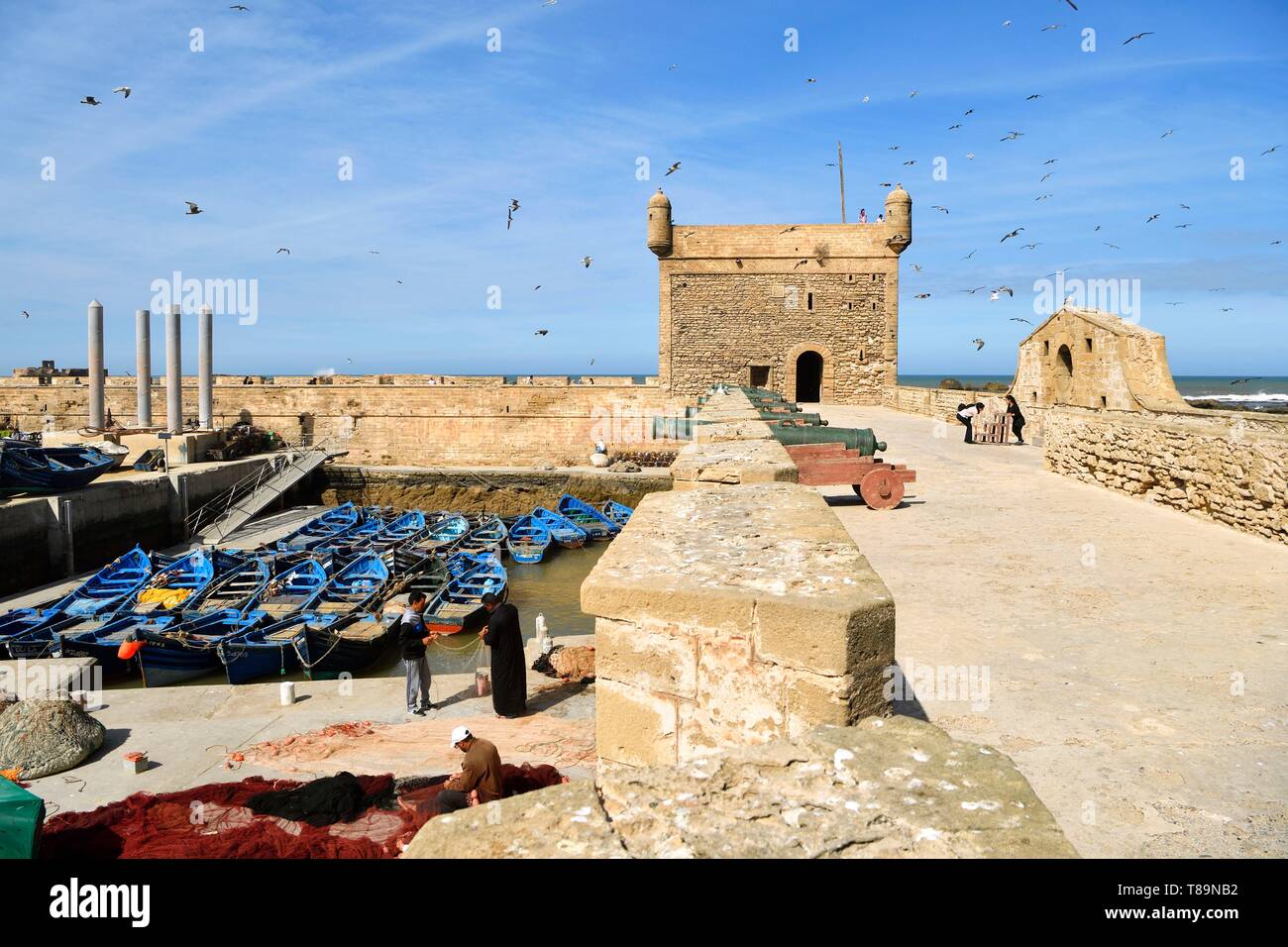 Il Marocco, Mogador, Marrakesh Safi regione, Essaouira, elencato come patrimonio mondiale dall'UNESCO, la medina, porto di pescatori e le vecchie mura della città, Skala (sqala) du Port Foto Stock