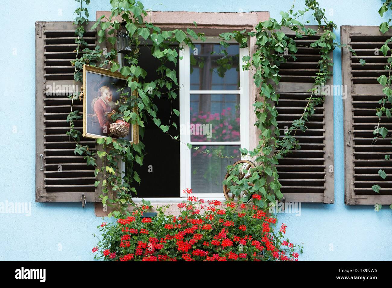 Francia, Haut Rhin, Route des Vins d'Alsace, Kaysersberg etichettati Les Plus Beaux Villages de France (uno dei più bei villaggi di Francia), facciata di una casa tradizionale Foto Stock