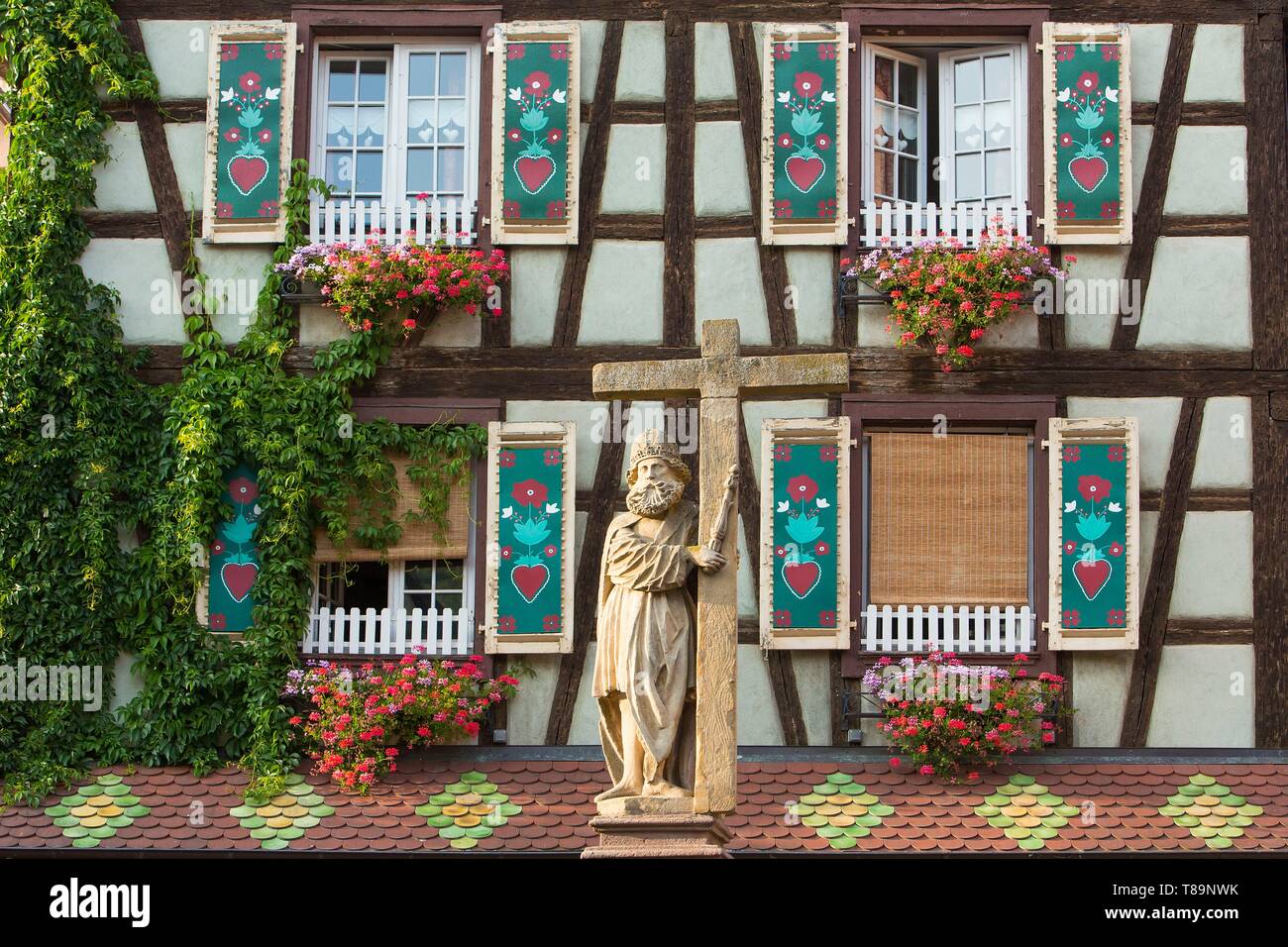 Francia, Haut Rhin, Route des Vins d'Alsace, Kaysersberg etichettati Les Plus Beaux Villages de France (uno dei più bei villaggi di Francia), la statua dell'Imperatore Constantin davanti a una casa tradizionale Foto Stock