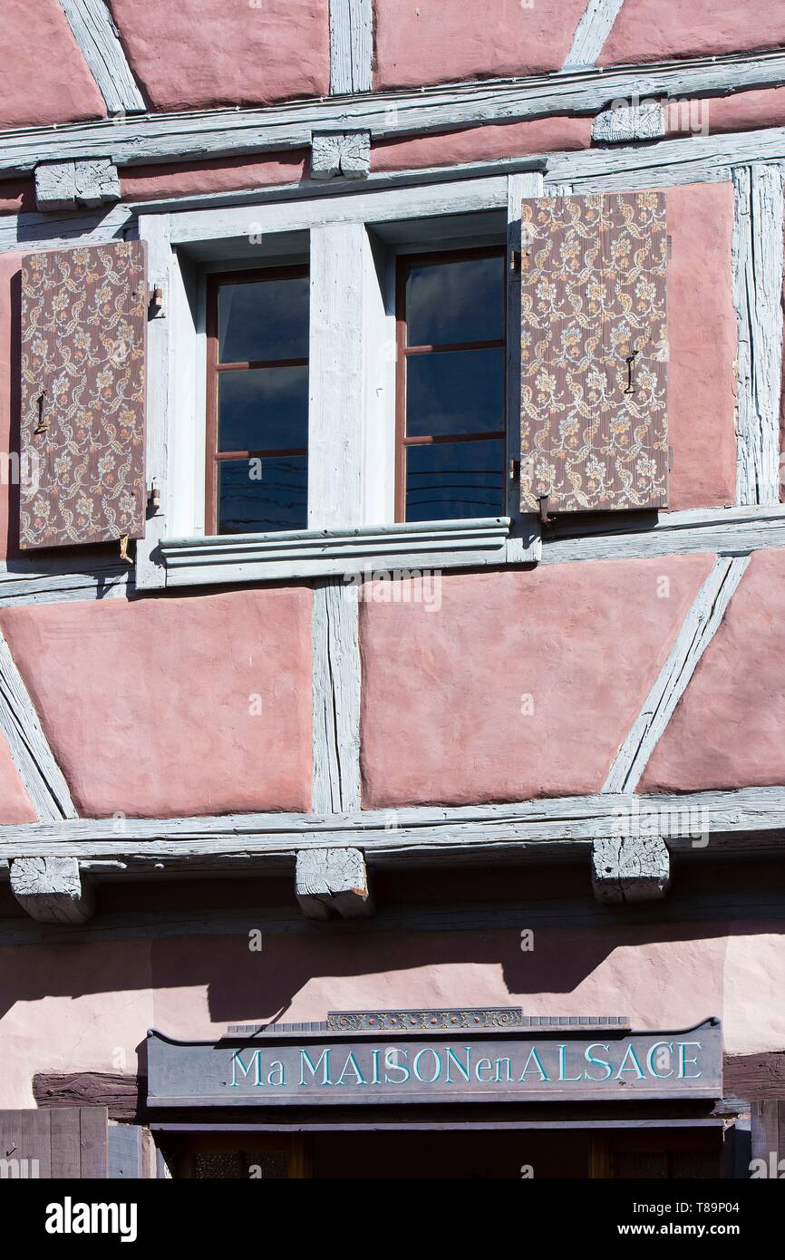 Francia, Haut Rhin, Route des Vins d'Alsace, Eguisheim etichettati Les Plus Beaux Villages de France (uno dei più bei villaggi di Francia), facciata di una casa tradizionale Remparts street Foto Stock